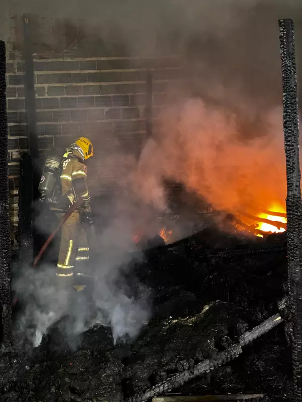 Incêndio de grandes proporções destrói galpão no centro de Salinas; veja vídeo