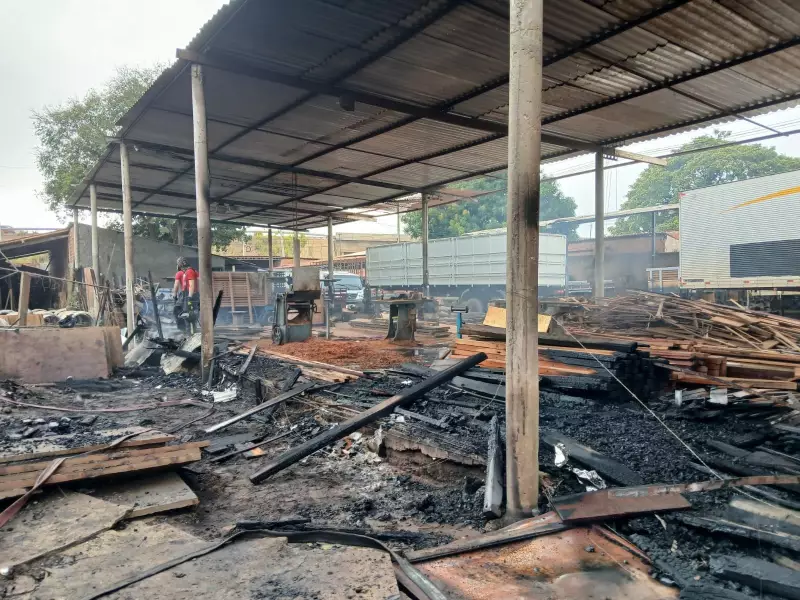Incêndio de grandes proporções destrói madeireira e garagem de ônibus em Teresina