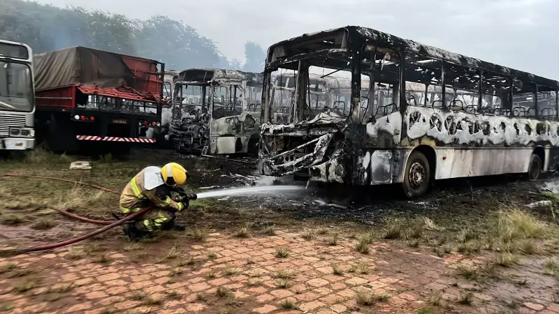 Incêndio de grandes proporções destrói seis ônibus de empresa de transportes no RS | Veja imagens