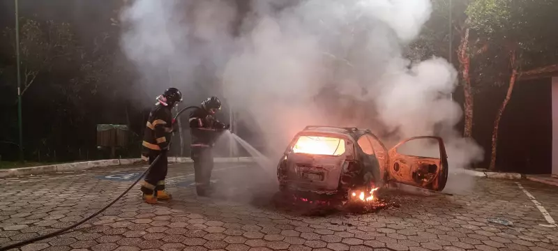 Incêndio destrói carro e atinge quiosque em Caraguatatuba, SP: veja imagens