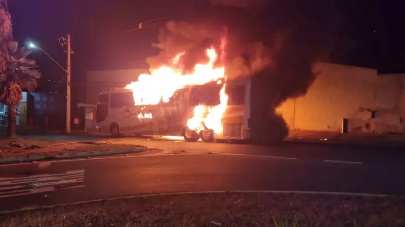 Incêndio destrói ônibus com universitários de Uberlândia a caminho de evento em Uberaba