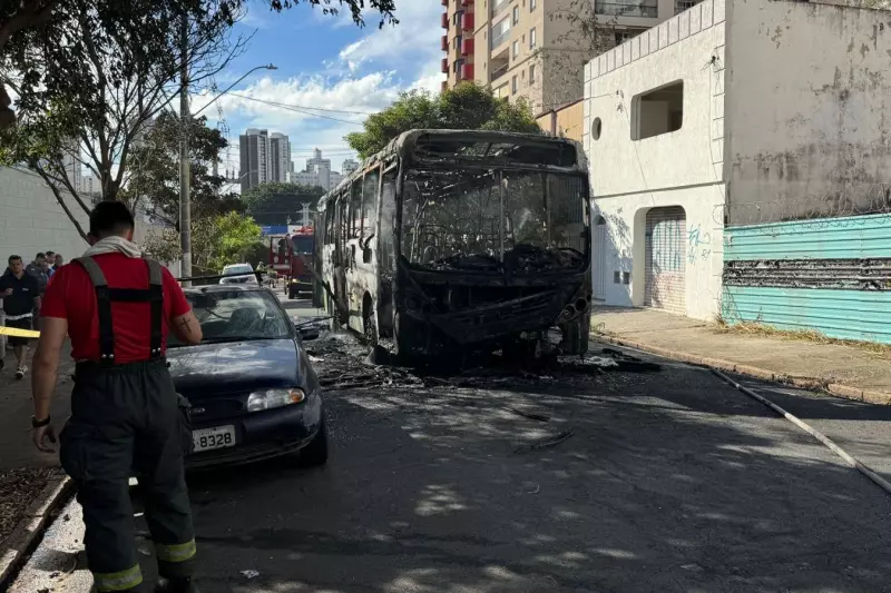 Incêndio destrói ônibus e atinge carro estacionado em Campinas; veja imagens