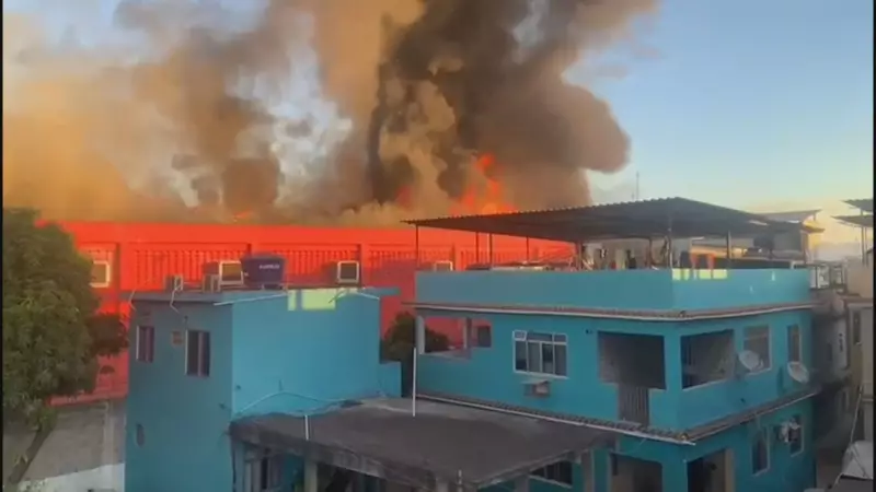 Incêndio em Duque de Caxias deixa feridos e causa pânico na região
