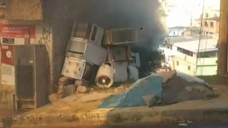 Incêndio em ferro-velho assusta moradores de Belo Horizonte; veja vídeo