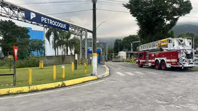 Incêndio em indústria petroquímica em SP mobiliza força-tarefa e acende alerta ambiental