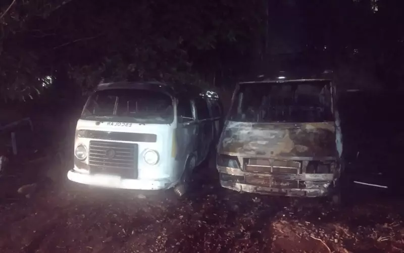 Incêndio em pátio municipal de São Tomás de Aquino (MG) deixa veículos destruídos