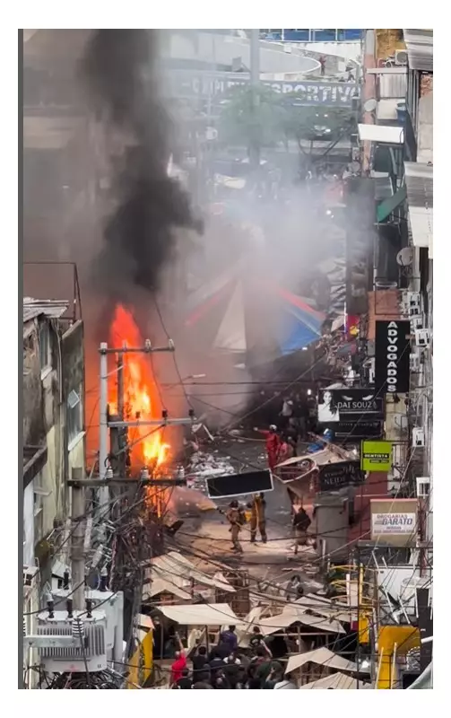 Incêndio em van na Rocinha é controlado por bombeiros no Rio de Janeiro