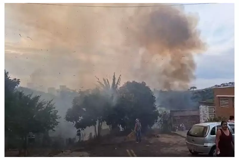 Incêndio florestal ameaça Valinhos: fogo avança perto de prédios e mobiliza bombeiros