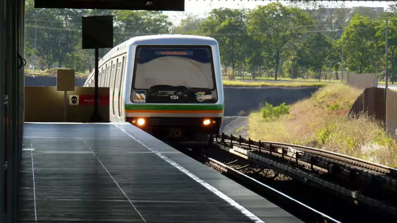 Incêndio próximo ao metrô de Brasília obriga passageiros a deixarem trem; veja vídeo
