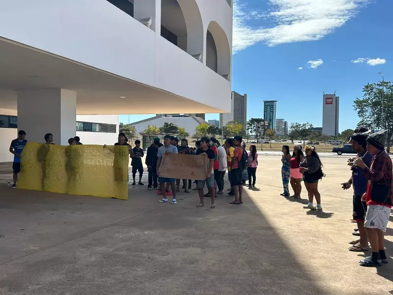 Indígenas protestam em Brasília contra projetos de lei que ameaçam demarcação de terras