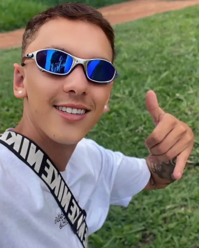 Influenciador digital morre em acidente trágico após cair de moto em rodovia de MG