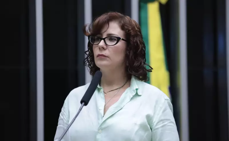 Interpol emite alerta vermelho para Carla Zambelli após decisão de Moraes