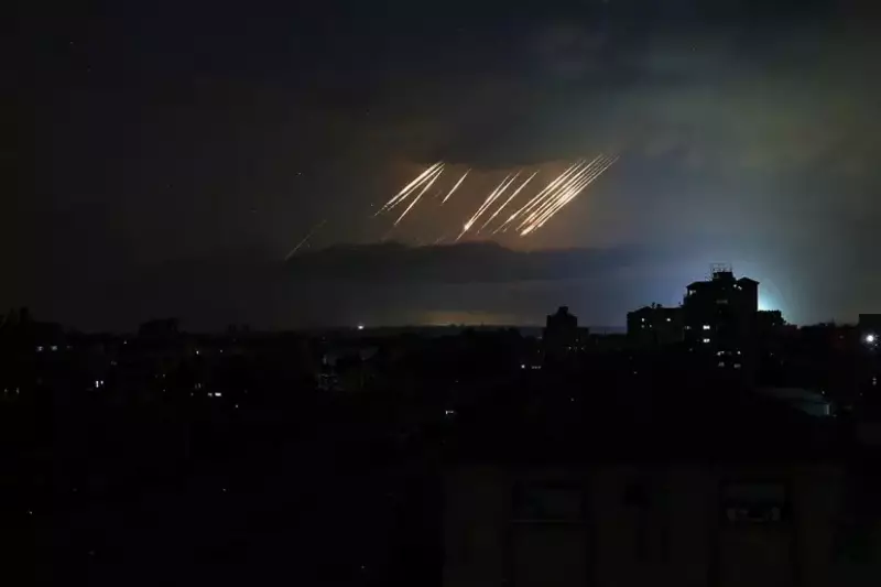Irã intensifica bombardeios a cidades israelenses; explosões abalam região