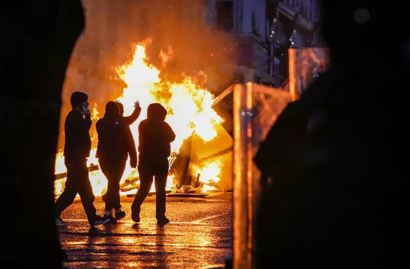 Irlanda do Norte em crise: manifestantes anti-imigração incendeiam carros e ferem 17 policiais