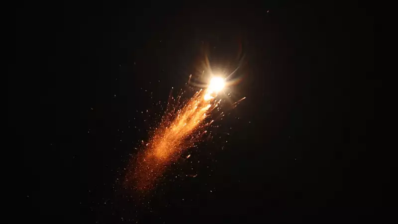 Israel bombardeia Teerã e alerta população próxima a usinas nucleares: tensão no Oriente Médio