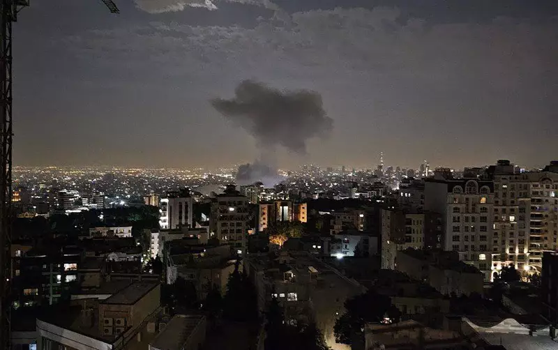 Israel intensifica bombardeios no Irã: alvos incluem Teerã e outras cidades