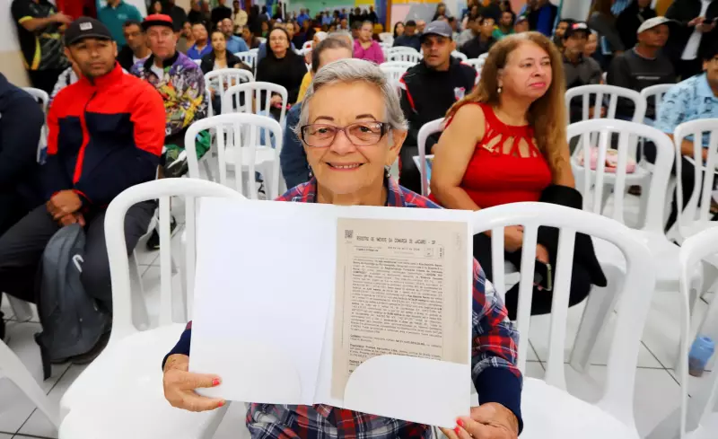 Jacareí celebra entrega de 160 títulos de regularização fundiária em evento emocionante