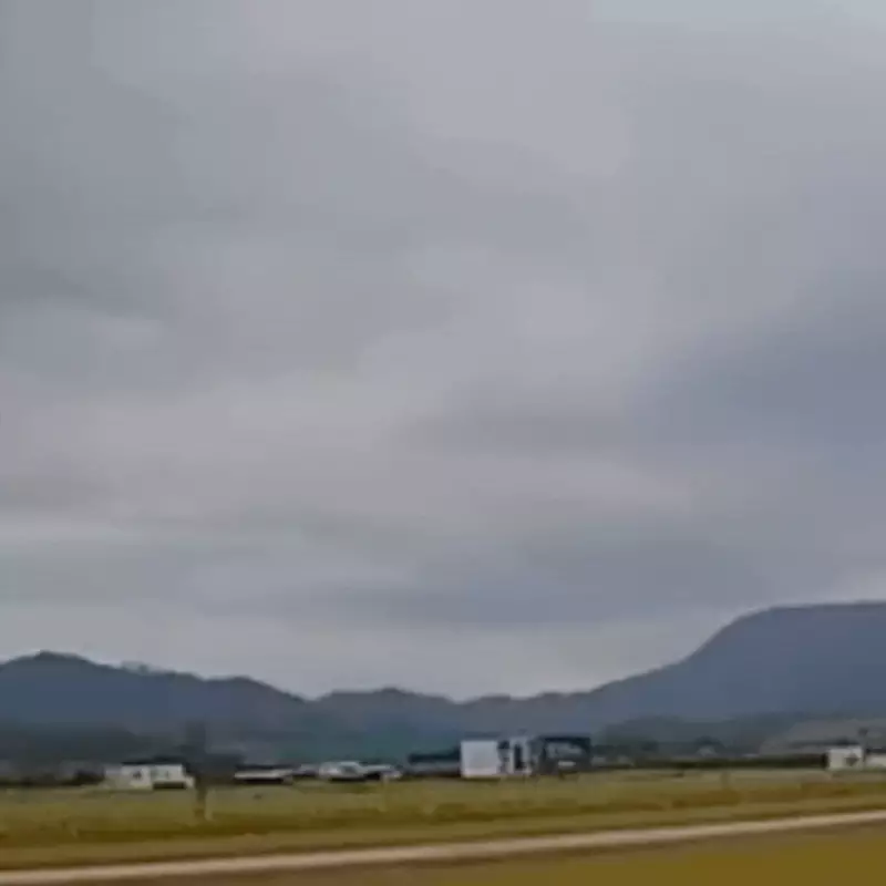 Jato passa perigosamente perto de helicóptero ao decolar em SC; vídeo impressiona