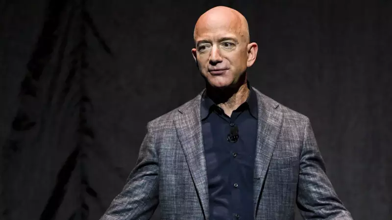 Jeff Bezos e Lauren Sanchez fazem festa de espuma em iate de R$ 2,7 bilhões