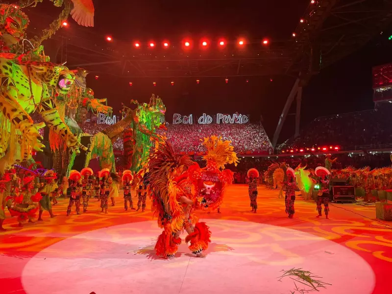 Jêve Mendonça estreia como porta-estandarte do Garantido e encanta na Arena do Festival de Parintins