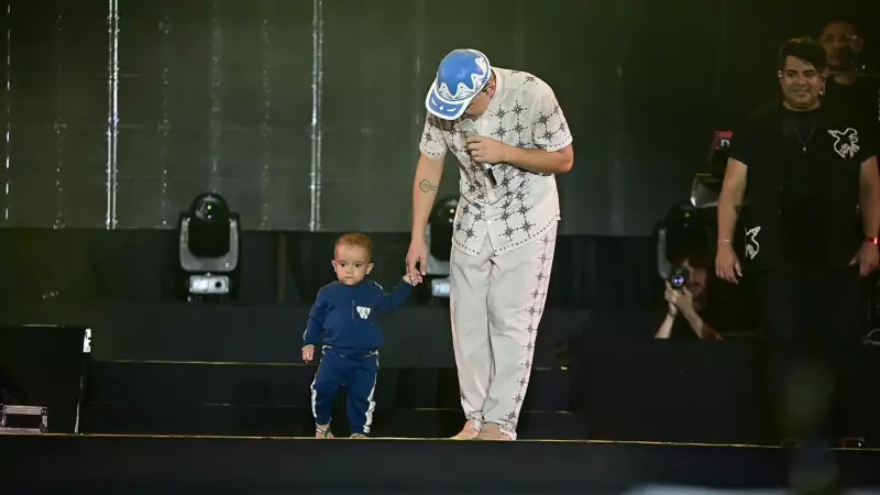 João Gomes emociona ao levar filho de 1 ano ao palco no São João de Caruaru