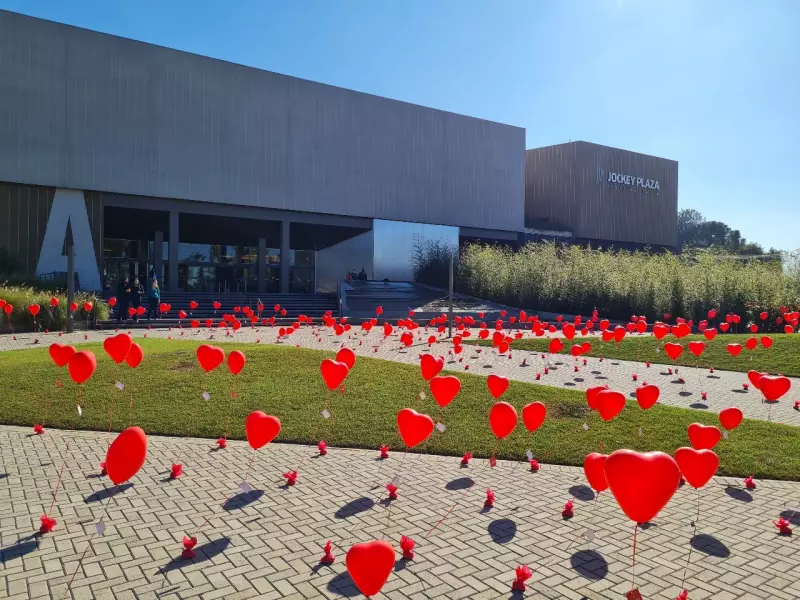 Jockey Plaza Shopping encanta com mais de 1.000 balões em forma de coração para o Dia dos Namorados