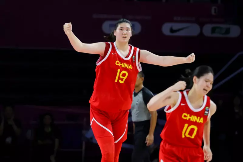 Jogadora chinesa de basquete com mais de 2,20m chama atenção no esporte mundial