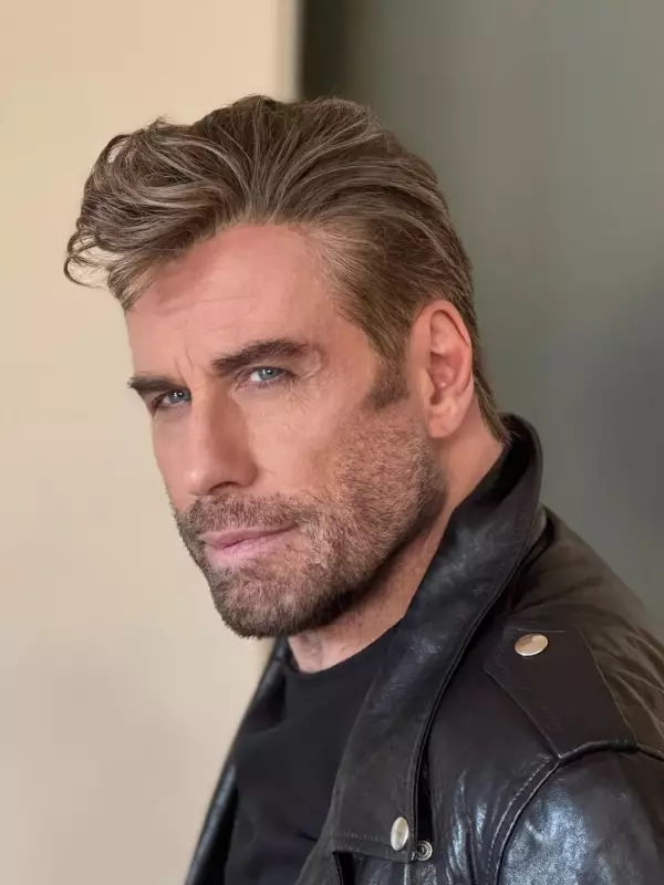 John Travolta revive Danny Zuko em nova adaptação de 'Grease': saiba tudo sobre o retorno do clássico!