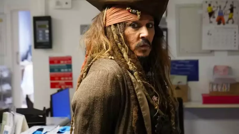 Johnny Depp surpreende ao reviver Jack Sparrow em visita emocionante a hospital infantil na Espanha