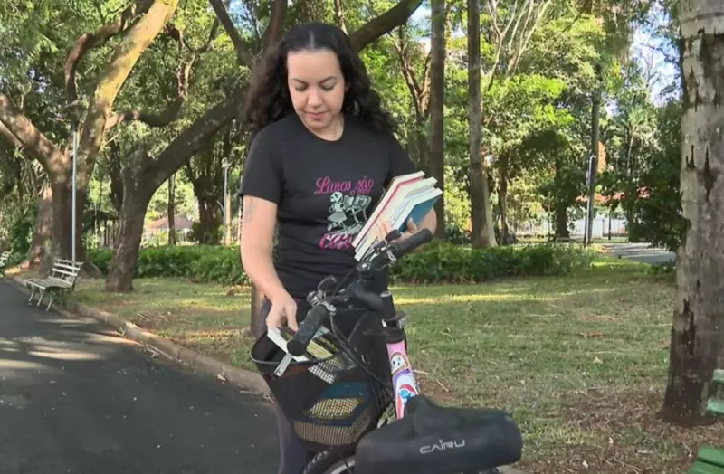 Jornalista espalha livros pelas ruas de Araraquara para incentivar a leitura — Veja o vídeo!