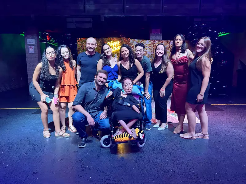 Jovem com doença rara realiza sonho de comemorar aniversário em casa de shows após 10 anos internada