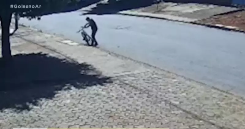 Jovem de 13 anos escapa por pouco de atropelamento ao empurrar bicicleta em Goiás
