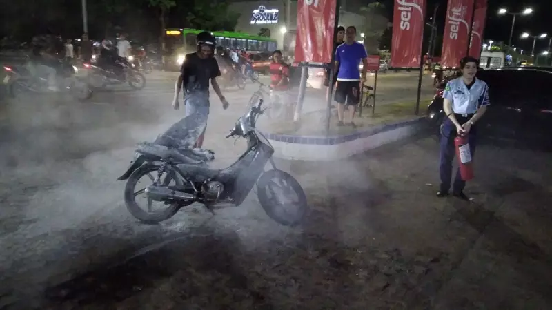 Jovem de 16 anos vira herói ao controlar chamas de moto em explosão no Cariri — Veja o vídeo!