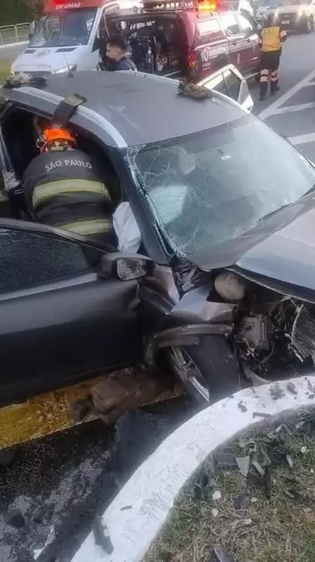 Jovem de 25 anos fica preso nas ferragens após colisão na Marginal do Pinheiros, em SP