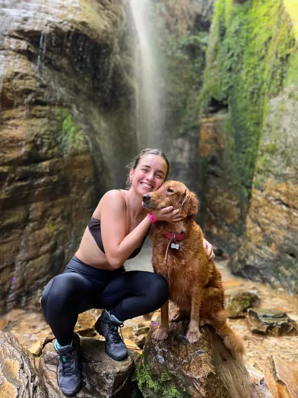 Jovem larga emprego para viajar pelo Brasil com seu pet em carro popular e sonha chegar ao Peru