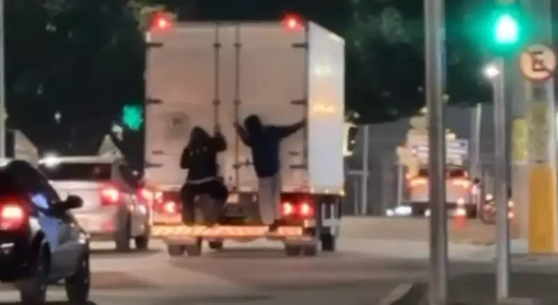 Jovens são flagrados pendurados na traseira de caminhão em movimento em Sorocaba; veja o vídeo