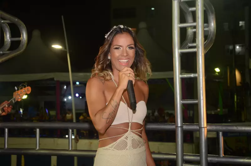 Ju Moraes e outros famosos LGBTQIA+ contam suas jornadas até a liberdade de amar em público