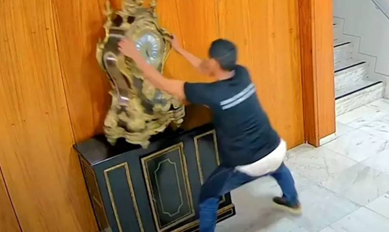 Juiz admite erro ao libertar homem que destruiu relógio histórico no Brasil