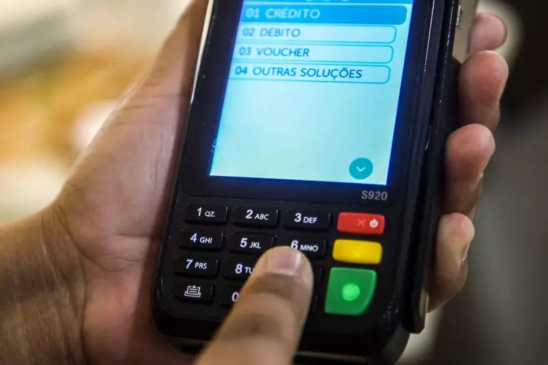 Juros do cartão de crédito disparam e batem recorde de 449,9% ao ano, aponta BC