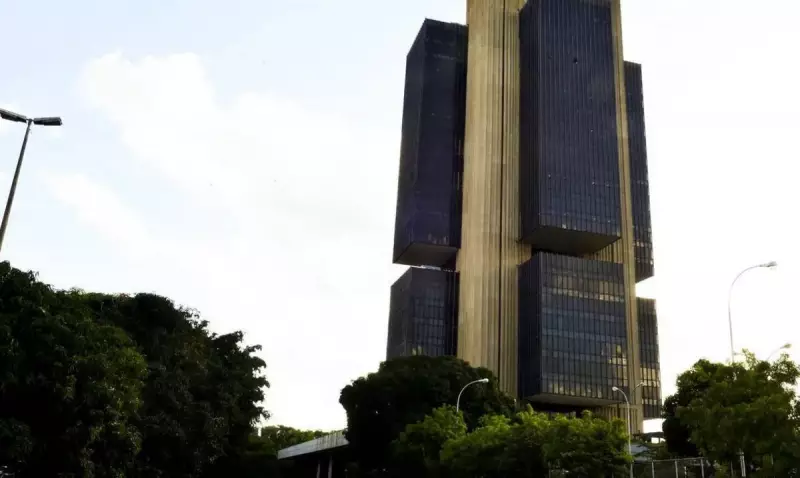 Juros do cartão de crédito rotativo disparam e atingem 449,9% ao ano em maio: entenda o impacto no seu bolso
