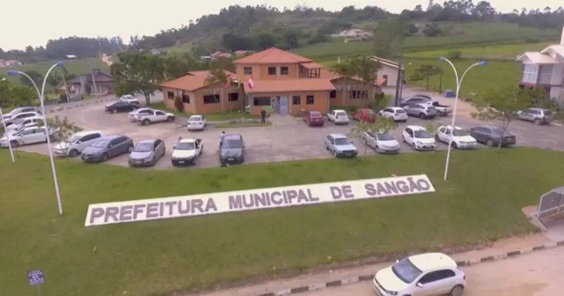 Justiça afasta seis servidores de Sangão por suspeita de fraude em concursos públicos