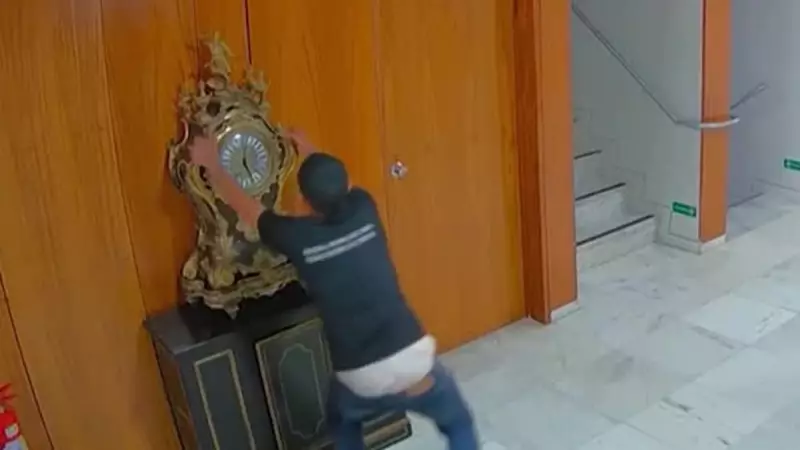 Justiça liberta homem que destruiu relógio histórico do Palácio do Planalto em 1981