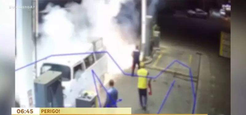 Kombi pega fogo após abastecimento em posto de combustíveis em Goiás — veja vídeo
