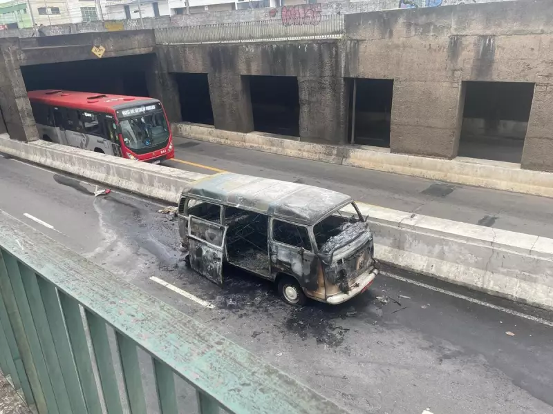 Kombi pega fogo e interdita trânsito no Mergulhão, em Juiz de Fora; veja vídeo
