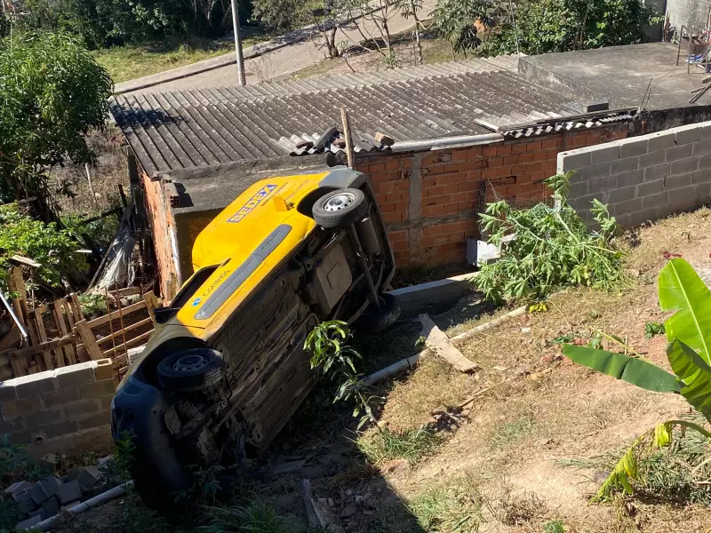 Ladrão rouba carro dos Correios, perde controle e despenca em ribanceira em São José dos Campos