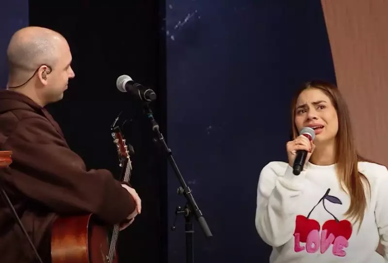 Lexa se emociona ao falar da perda da filha recém-nascida em evento religioso no Santo Rosário
