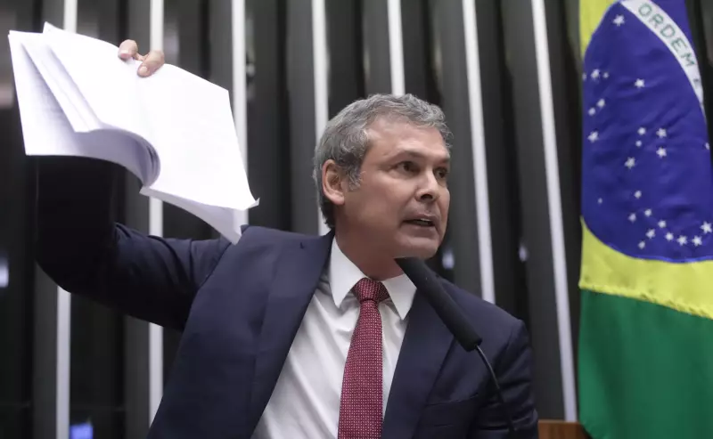 Líder do PT na Câmara pressiona PGR por extradição de Zambelli: entenda o caso