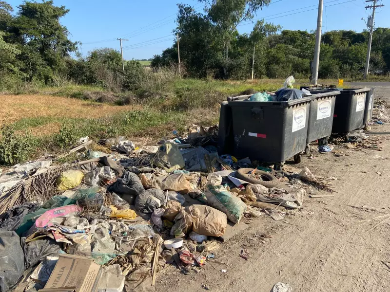 Lixo acumulado na estrada entre Piracicaba e Anhumas gera revolta e transtornos para moradores