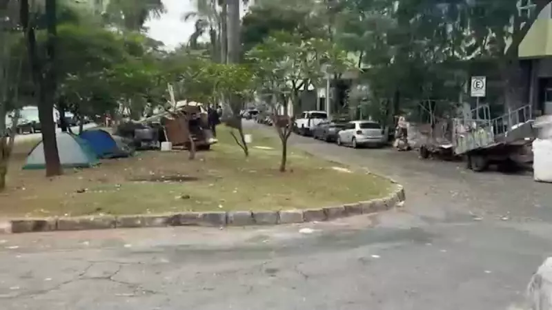 Lixo se acumula em praça da região leste de BH e gera revolta entre moradores e comerciantes