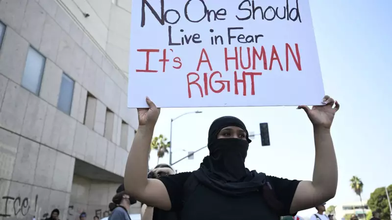 Los Angeles em Chamas: Toque de Recolher Obrigatório e Crise Democrática